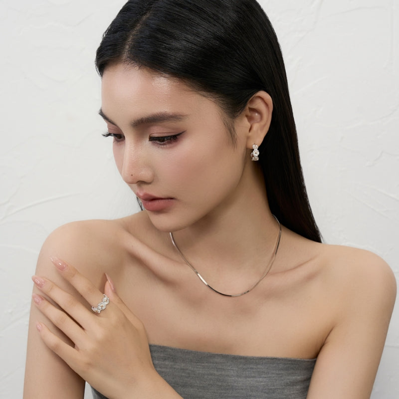 春夏デイジー銀ピアス
