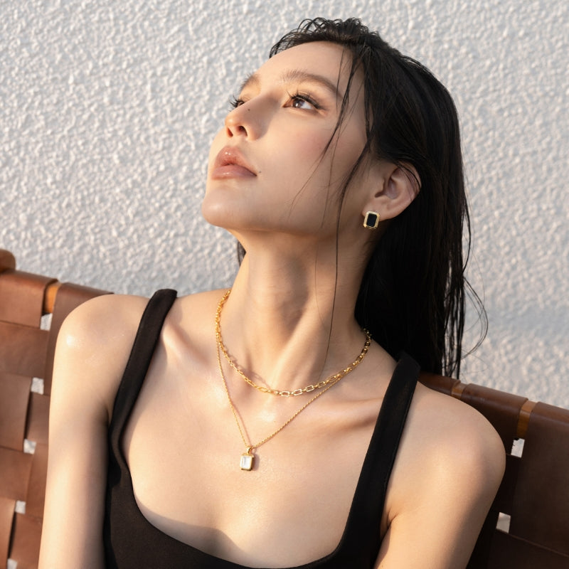 黒瑪瑙角形メッキピアス