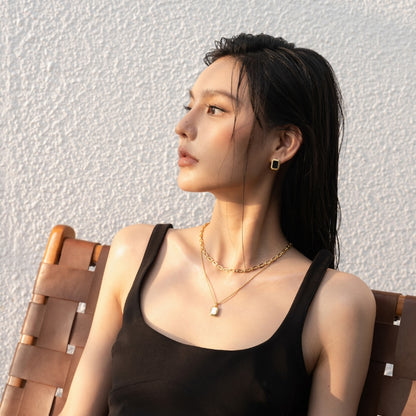 黒瑪瑙角形メッキピアス