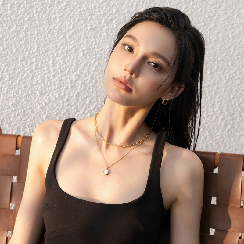 黒瑪瑙角形メッキピアス