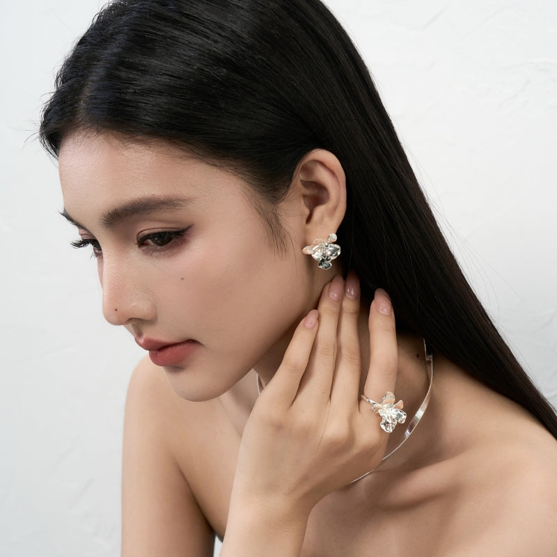 銀製花デザインピアス