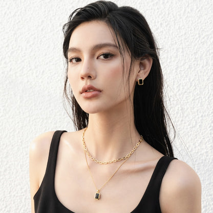 黒瑪瑙角形メッキピアス