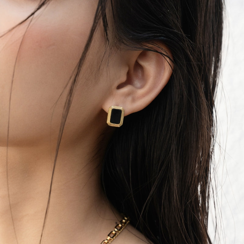 黒瑪瑙角形メッキピアス